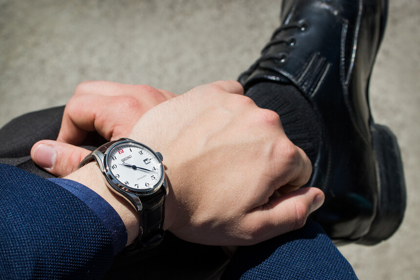 Перфектен избор: черната каишка пасва на черните обувки.