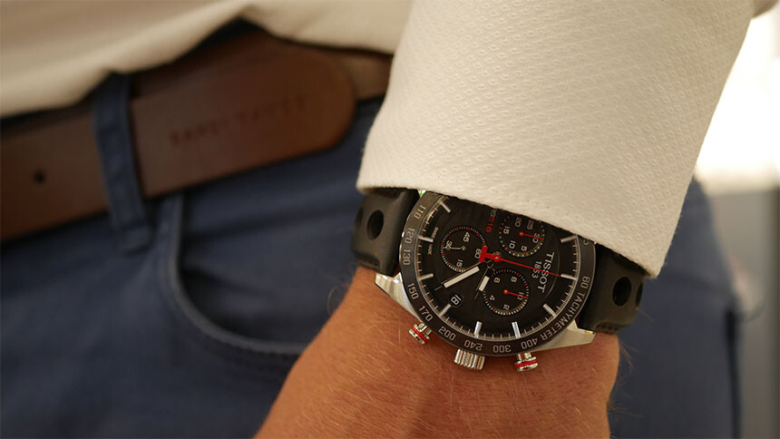 Грешка: Коланът и каишката не си подхождат. Да не говорим за силно спортния стил на часовника. На дипломиране това не би минало.