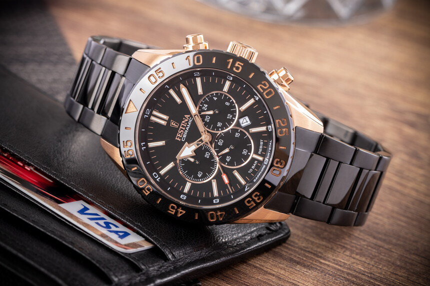 Festina Ceramic с черен корпус и стоманена верижка.