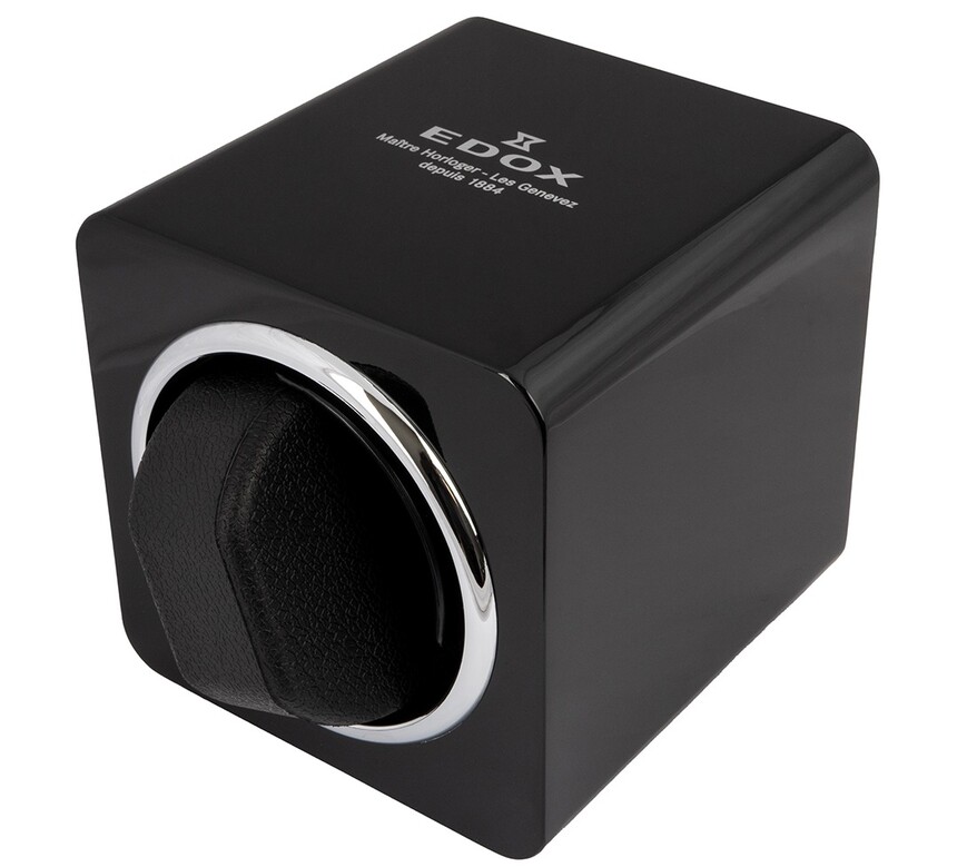 В комплекта има и навивач за часовници Edox.