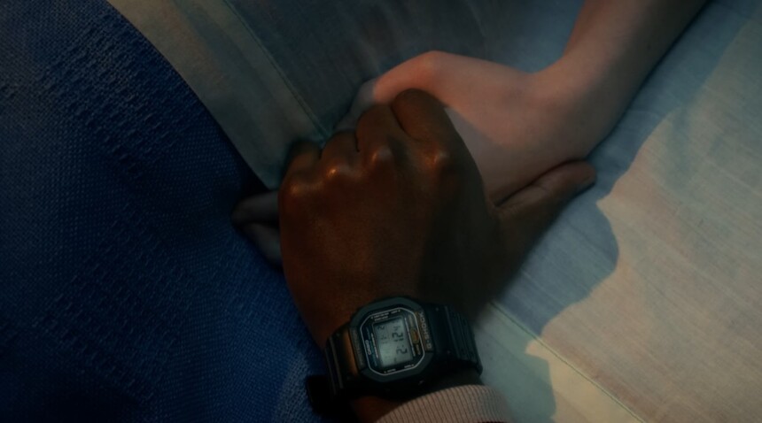 Класическите G-Shock носи персонажът Лукас.