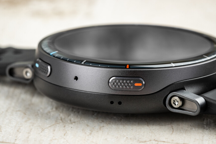 Бутоните имат леко набраздяване, което улеснява работата с тях.