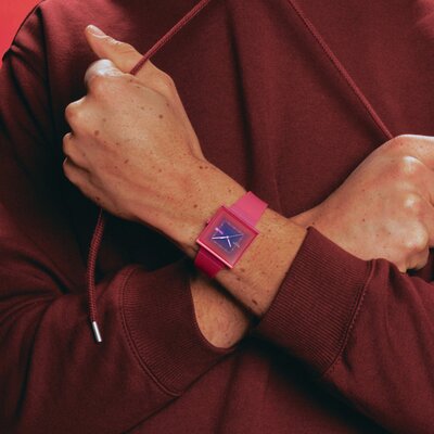 Swatch Squarely Berry SO34R700